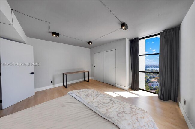 Building Photo - 13499 Biscayne Blvd