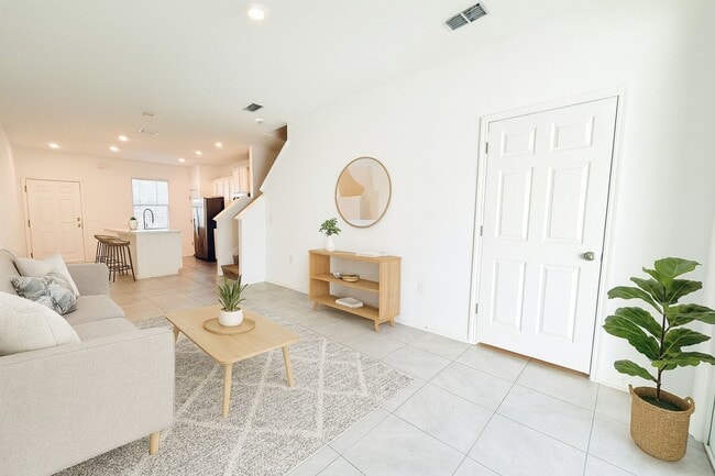 Building Photo - Move-In Ready Townhome with Spacious Layou...