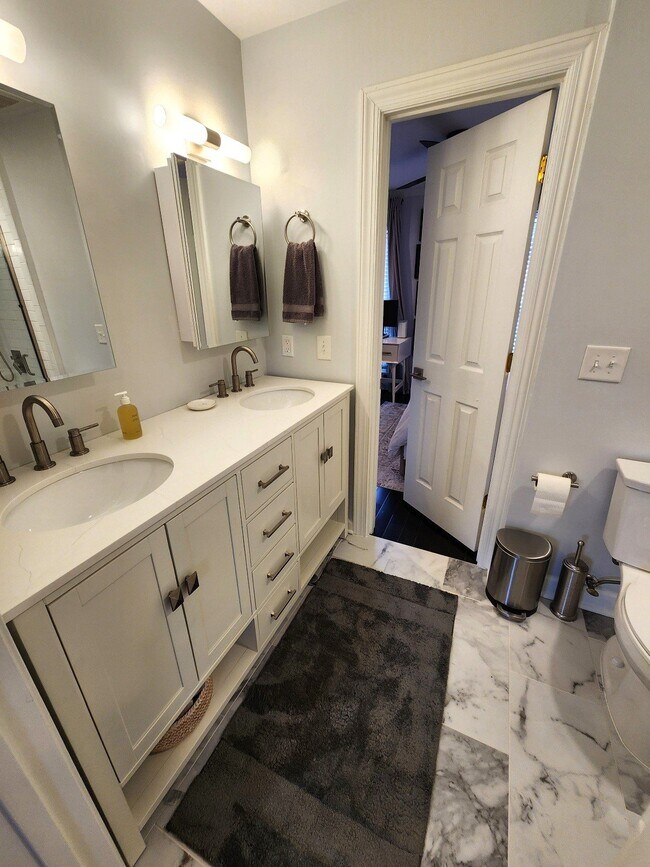 Building Photo - Location, location, location! Beautiful 2BR/1.5BA townhouse in West End Park!