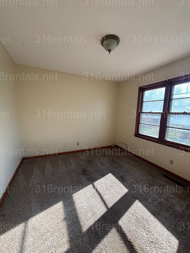 Building Photo - $1,100 - 3 bedroom 1 bathroom - Single Family Home