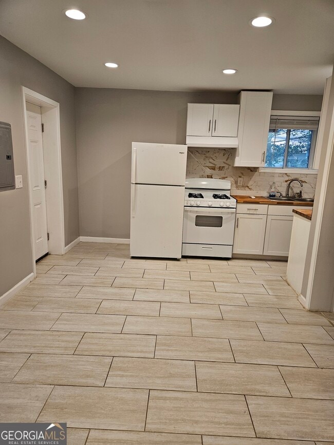 Building Photo - 1129 West Ave SW