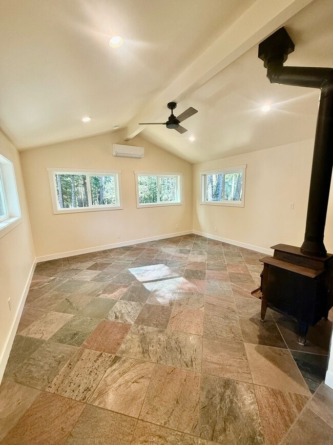 Building Photo - 13240 Loma Rica Dr