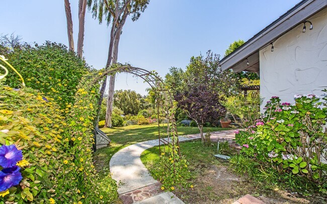 Building Photo - Stunning & Spacious Encinitas Home w/ Gorg...