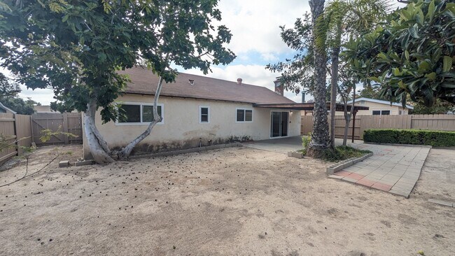 Building Photo - Move In Special!!!   Refreshed Single Level Home