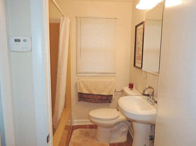 Building Photo - 3 Bed - 2 Full bath Ranch for Rent - Compl...