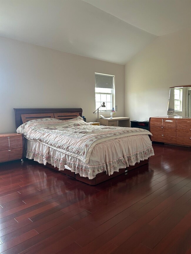 Building Photo - 1 Woodmere Pl