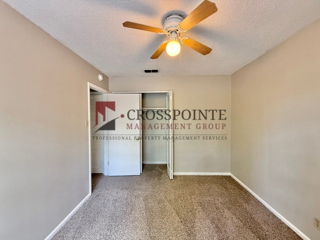 Building Photo - Available now! Beautiful 3 bedroom 1.5 bath Townhome in Tyler!