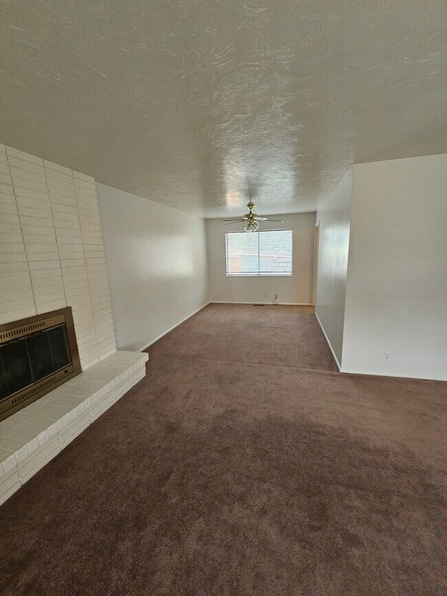 Building Photo - 4 bed 2 bath Home in Murray