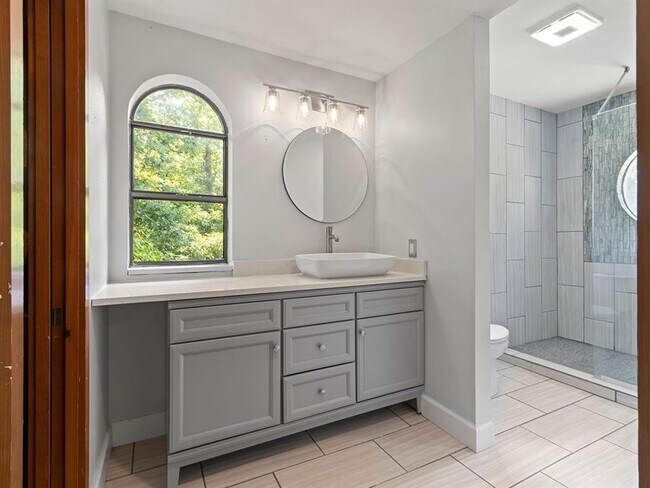 Building Photo - 1113 E Walnut St