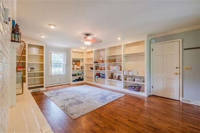 Building Photo - 227 W Lakeshore Dr