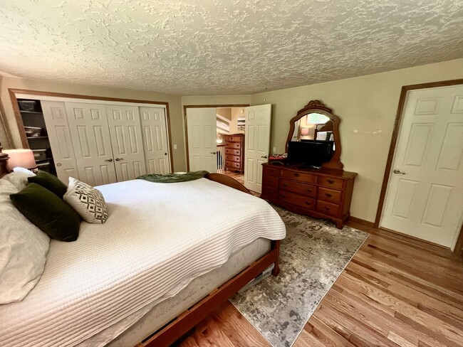 Building Photo - Beautiful Custom 3bd 2.5 bath Hardwood in ...