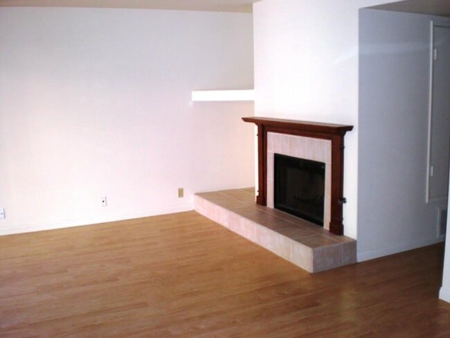 Building Photo - Camarillo 2 Bedroom Condo