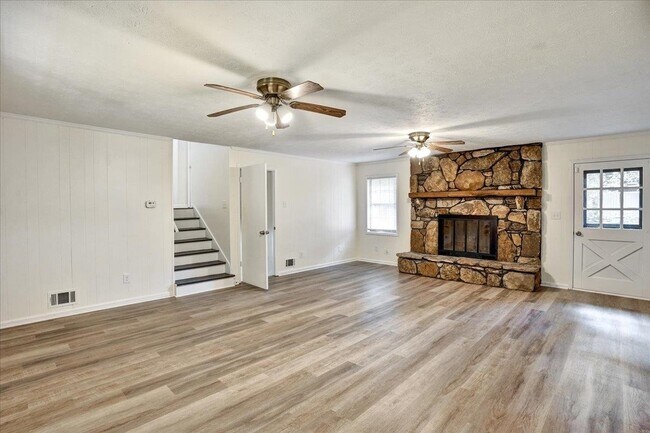 Building Photo - 1812 Wiggins Cir SW