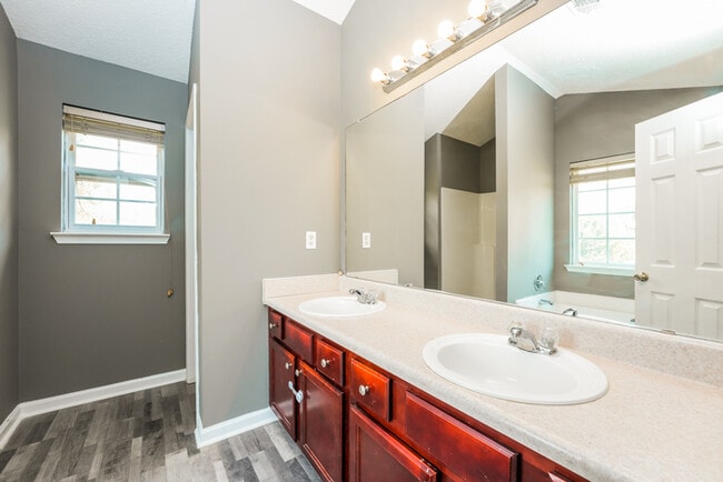 Building Photo - 5549 Village Ridge