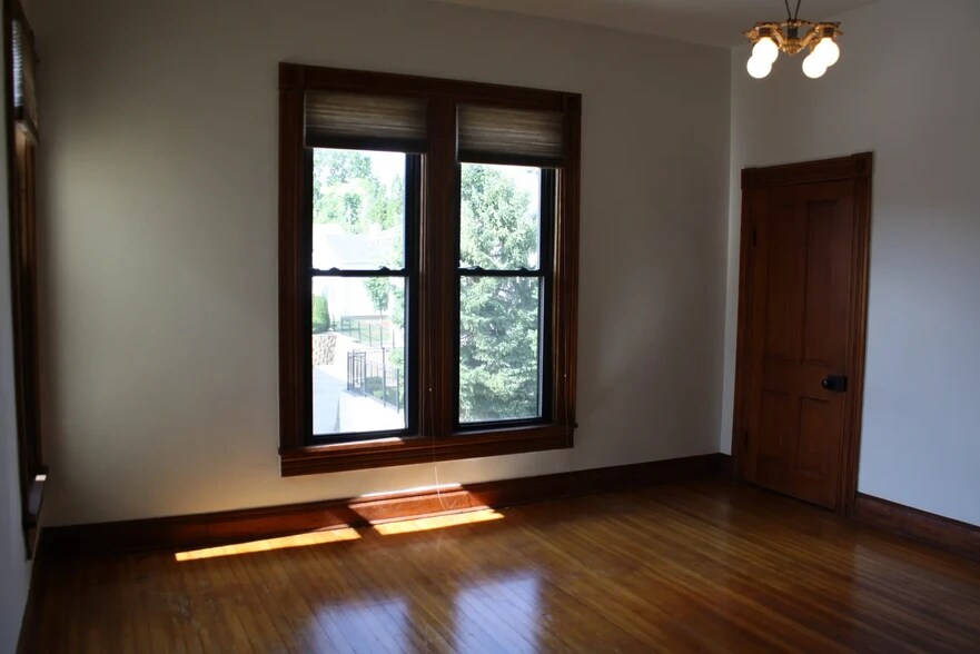 Building Photo - 532 S Walnut St