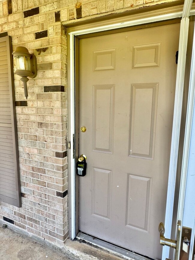 Building Photo - MUST SEE !!3 Bedroom with Location and mor...