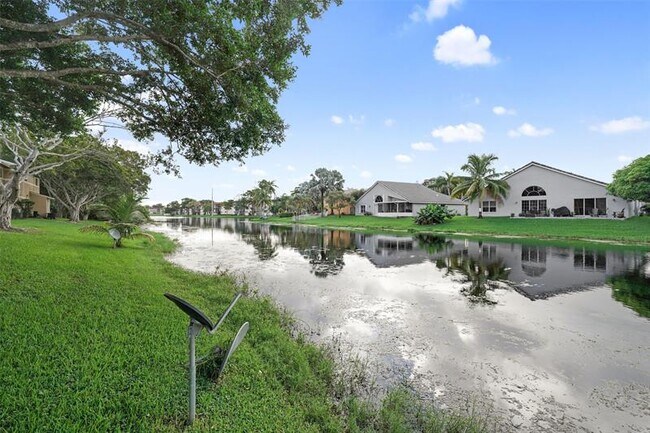 Building Photo - 9468 S Palm Dr