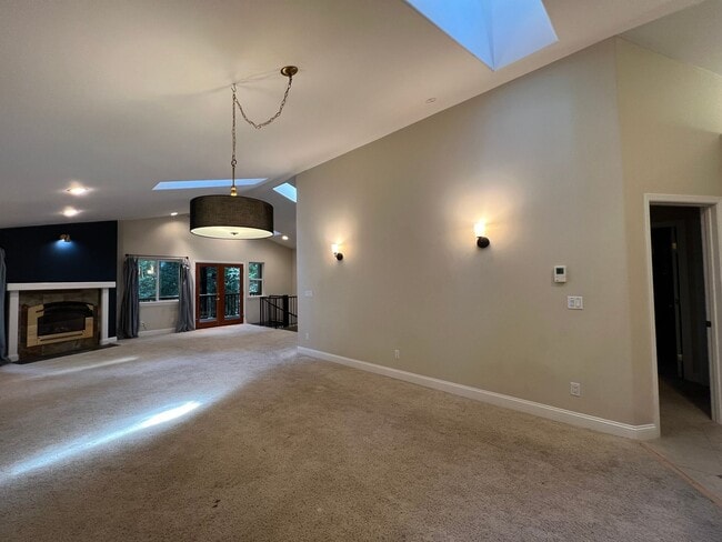 Building Photo - 2,280 Square Foot modern Three bedroom two bath multi  level home, large yard, decks, cathedral c...