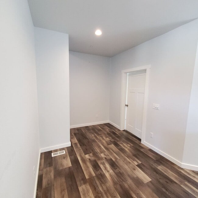 Building Photo - Dog friendly Lakeview 3 Bed: 2Bath w/2 Car...
