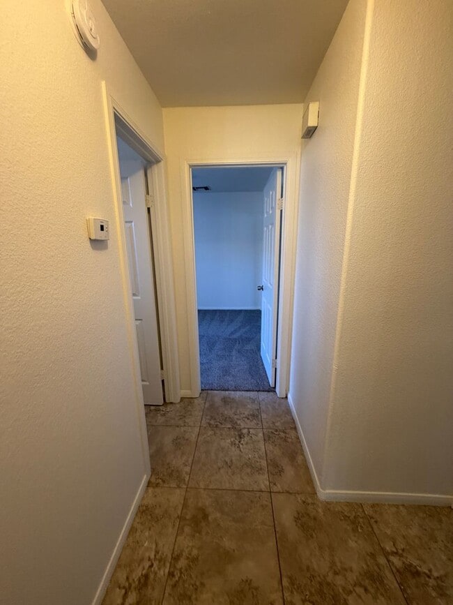 Building Photo - Centrally Located