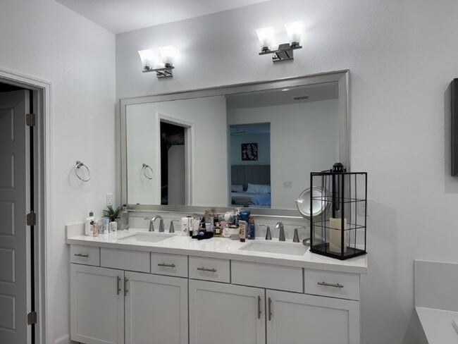 Building Photo - Beautiful 5-Bedroom Home with Solar