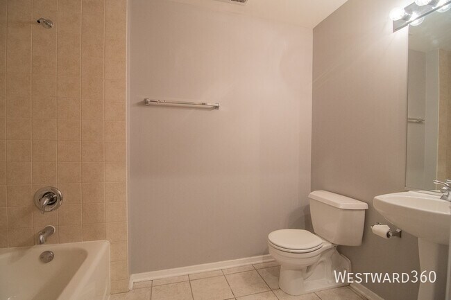 Building Photo - 6 Laflin-808