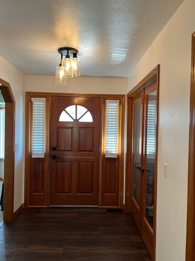 Building Photo - 5 Bedroom 3 Bathroom house coming soon