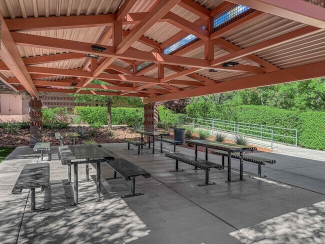 Building Photo - 2 Bed, 2.5 bath Townhome for rent in the h...