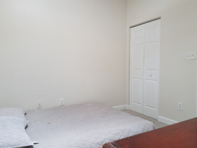 Building Photo - Charming 2Bedroom/1.5Bath Townhome in Upper Fells Point!
