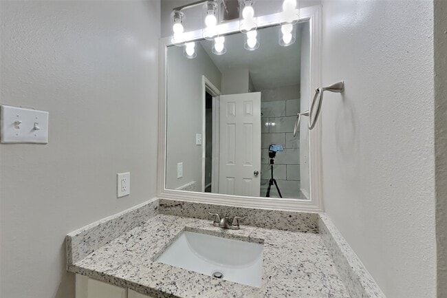Building Photo - 16127 Hilton Head Ln