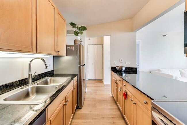 Building Photo - 400 N La Salle Dr