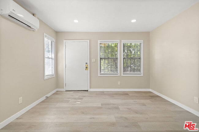 Building Photo - 717 W 75th St
