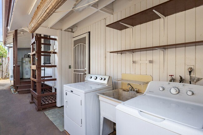 Building Photo - 3-bedroom, 2-bath single-family home with a covered porch and parking. Ideally located near Diamo...