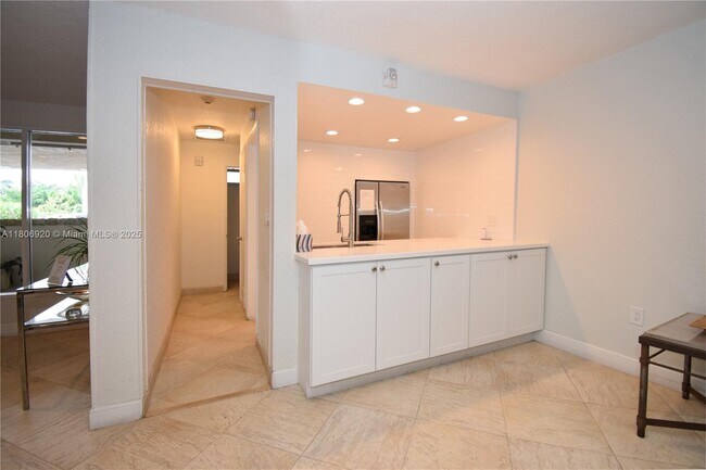 Building Photo - 1069 Hillsboro Mile
