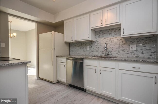 Building Photo - 8 Hines Ct