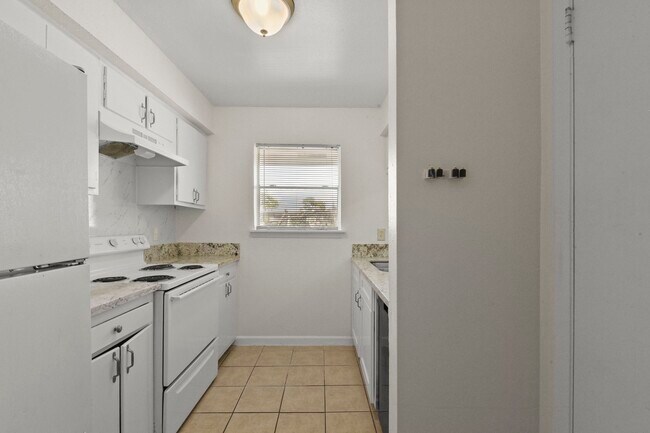 Building Photo - 1950 Spenwick Dr