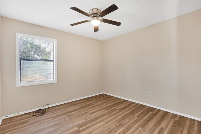 Building Photo - Adorable Duplex!