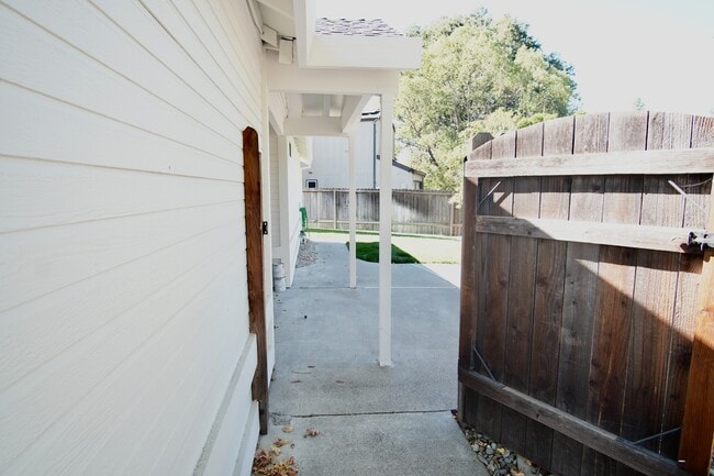 Building Photo - 4400 Sunrise Ct