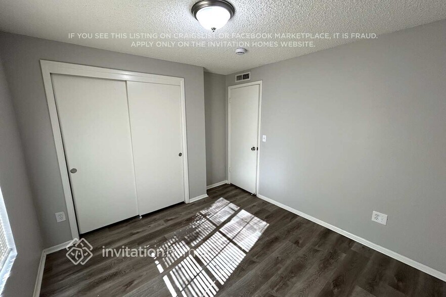 Building Photo - 5552 W Carol Ave