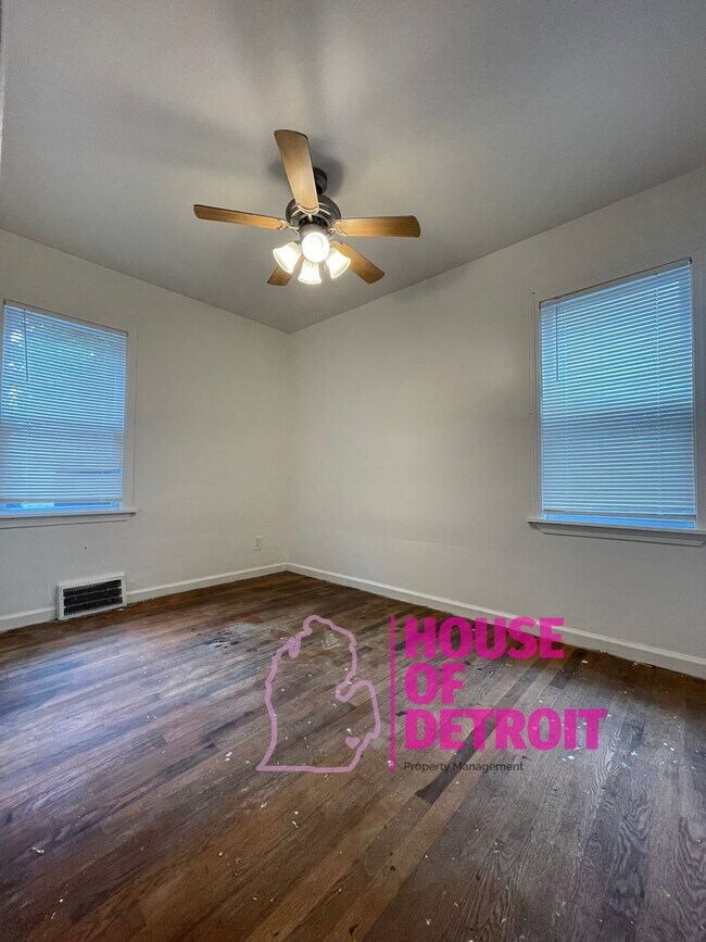 Building Photo - Summer Special~ 3 BEDROOM 1 BATH BUNGALOW ...