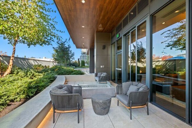 Building Photo - Luxury Executive Condo w/AC in the Heart o...