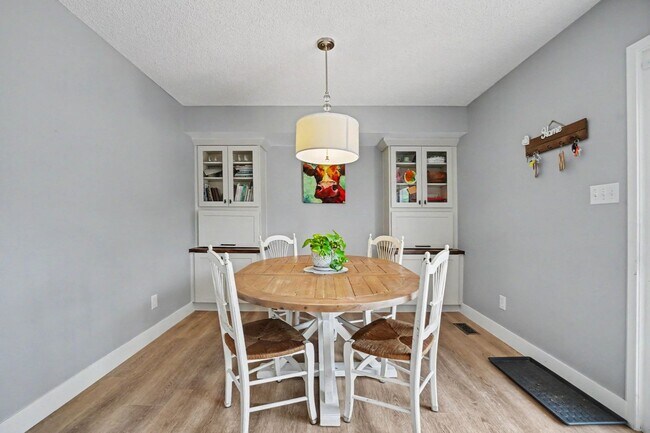 Building Photo - Modern 3-Bedroom Townhome Featuring an Updated Kitchen and Spacious Primary Suite