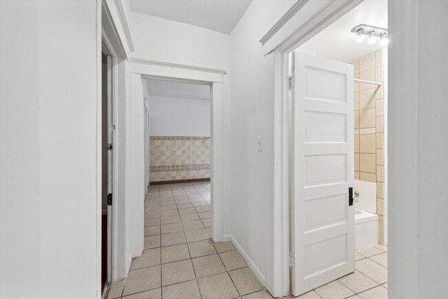 Building Photo - 4 Bedroom 2 Bath $1425