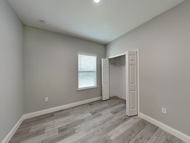 Building Photo - 2555 W Royal Palm Dr