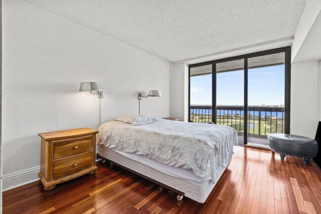 Building Photo - 1900 Consulate Pl