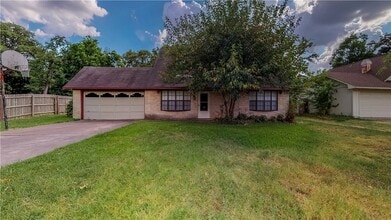 Building Photo - 1304 Merry Oaks Dr