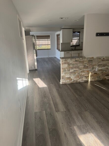 Building Photo - 4230 Mobile Dr