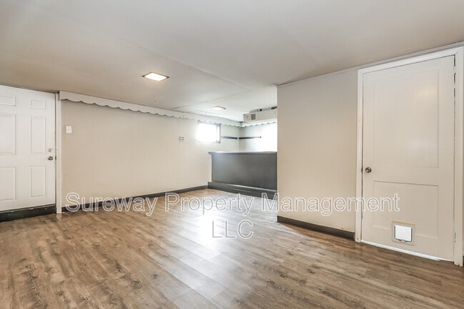 Building Photo - 915 W Browning Rd