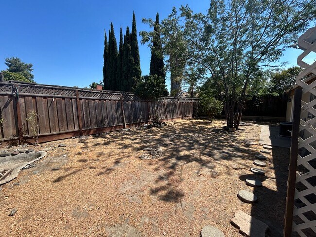 Building Photo - Charming 3-bedroom, 2-bath Single Story An...