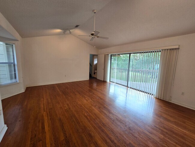 Building Photo - Rarely Available 3 bed/ 2 bath in Hidden River in Myakka